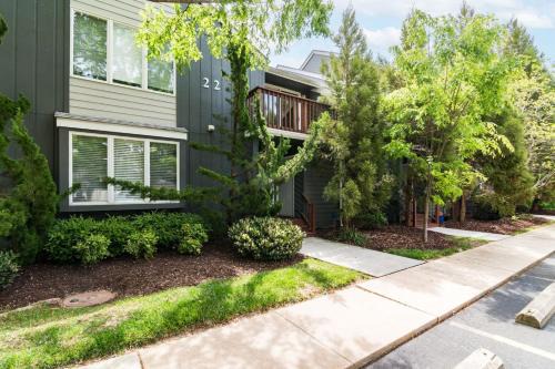 Home Near Beach with Access to Shared Pool and Tennis Courts