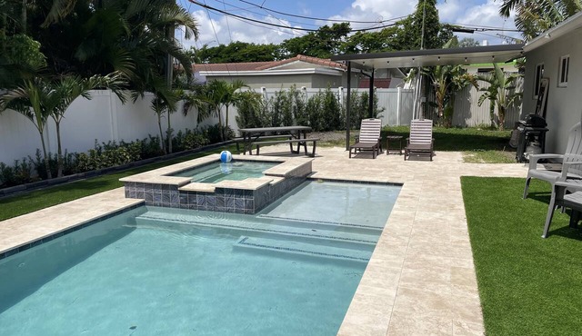 Hot Spa - Super Clean - 8 M Drive to Beach, Restaurants, Nightlife