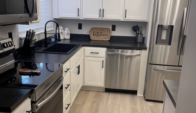 House less than 10 miles Airport, Downtown, Shopping & Entertainment