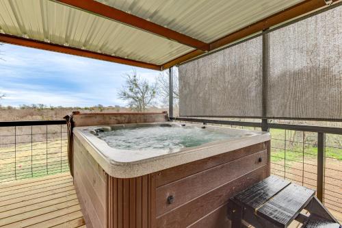 Hudson Oaks Country Creekside Home: Hot Tub & Deck