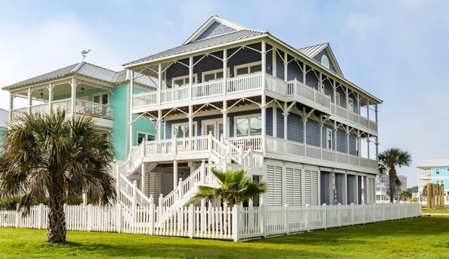 Hurry! July 27-30 NOW Available! 5 min walk to beach! Wrap @decks. Gulf Views!