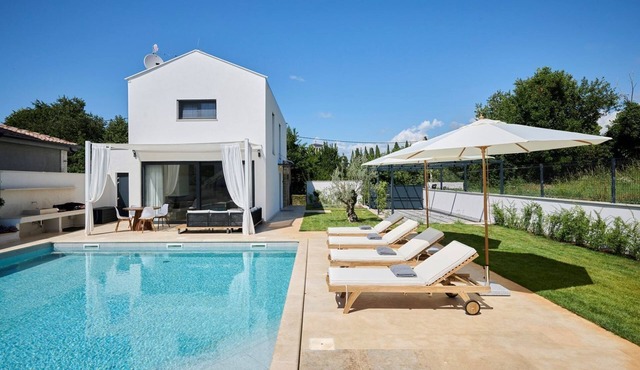Impressive villa with private pool, hot tub, BBQ - dogs welcome