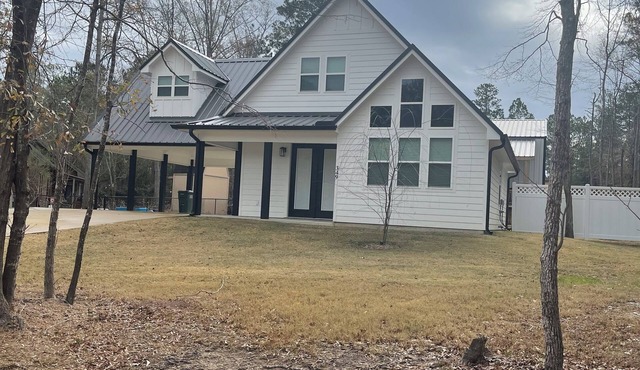 LAKE ACCESS! Cozy 3 bed 3 bath home with 2 living areas at Lake Sam Rayburn