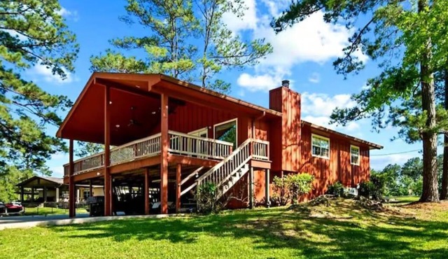 Lake Front Cabin! Pool, Basketball, Boat parking & Firepit. Lots of parking.
