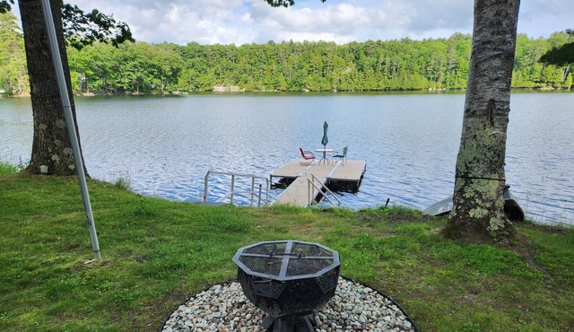 Lake Front Cozy/Quiet 2 bedroom/ bath home with on-sight EV charger.