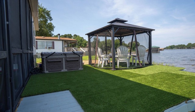 Lakefront Cabin: Fishing, Free Kayak, Jetski, Dock, Swimming, Hot Tub, BBQ,