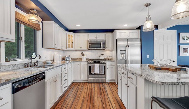 Lakefront Clean Modern 5-bed, 3.5 Bath, Families