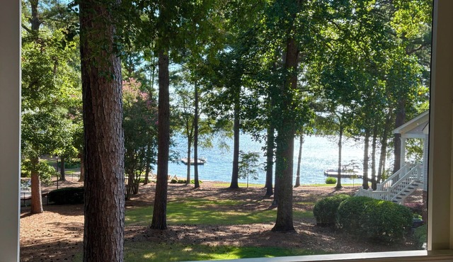 LAKEFRONT LUXURY- Reynolds GW -Steps from Pool, Tennis, Beach, Marina, Docks