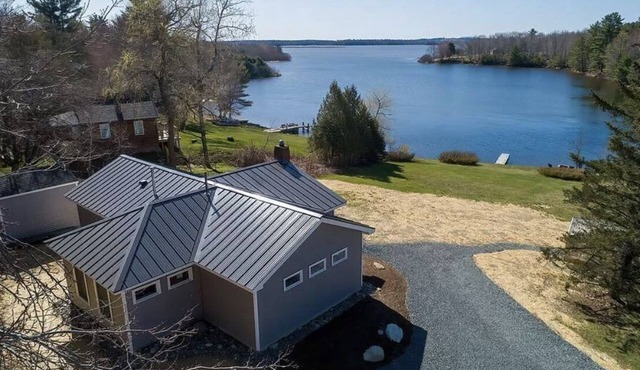 Lakefront Newly Renovated 3 BedroomWith Easy Access to Acadia, MDI and Schoodic