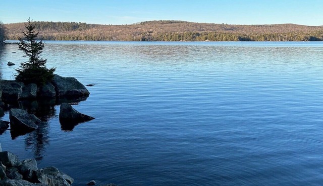 Lakeside apartment over detached garage. 8 miles from Bangor