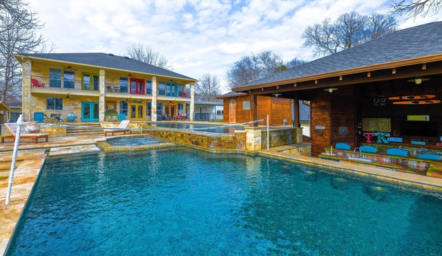 Lakeside Retreat w/Pool, Outdoor Kitchen & More