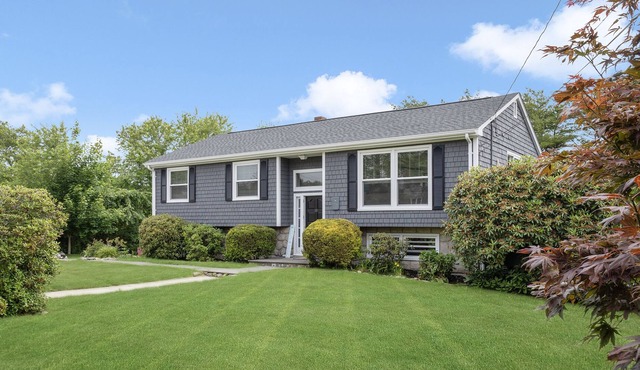 Large Beach House near Matunck Beach, South Kingstown. Short walk to the beach.