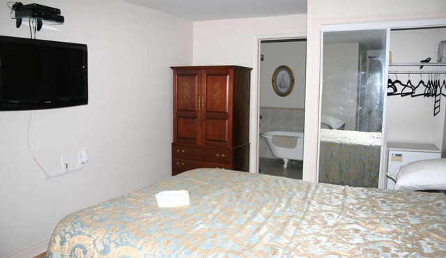 Linden Homestead: Modern Queen Bed B&B suite in Century Farm House