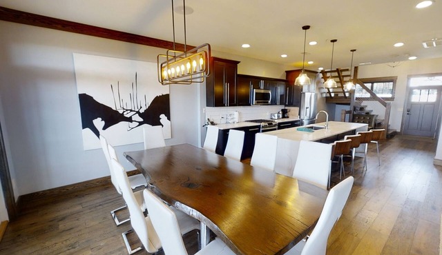 Lively 8BR Mountain Home perfect for groups! by RedAwning