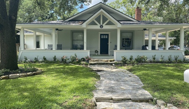LOCATION - LARGE RENOVATED HISTORICAL HOME- SLEEPS 4- STEPS TO KYLE FIELD