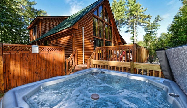 Log Home with AC, Private Pool, Hot Tub and Firepit. Minutes to North Conway