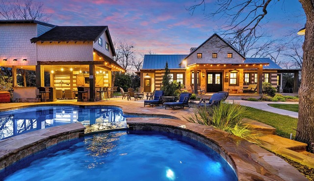 Lost Creek Lodge - 2 blocks from Main with Pool