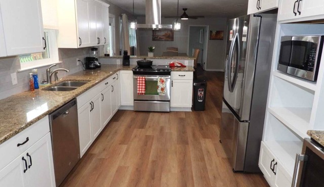 Lost Pine Retreat: Pool, Spa-Style Hot Tubs, Arcade Room, BBQ Cookout & Fire pit