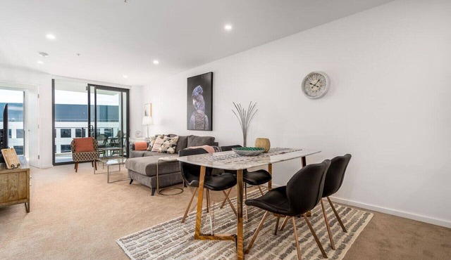 Lovely 2BR Apartment w/free parking on premises