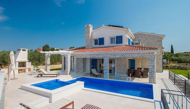 Lovely home in Porec with sauna