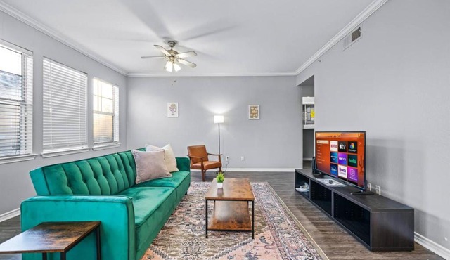 Luxe New Unit 2BR, 2BA Pool Access