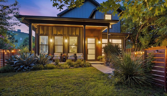 LUXE Spacious Downtown Retreat; SwimSpa; BBQ&FreeParking; Steps2 Moody&UT&6th St