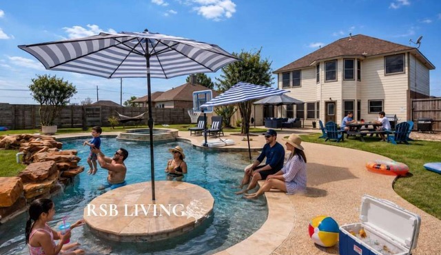 Luxurious Home with Great Pool Area