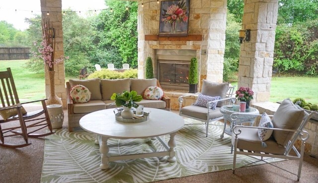 Luxury 4BR Estate on 1 Acre Outdoor Kitchen & Fireplace Close To Kyle Field