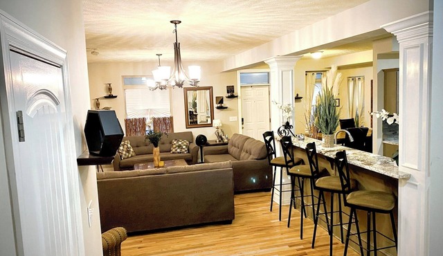 "Luxury Haven for Large Gatherings: 4BD/4BA”