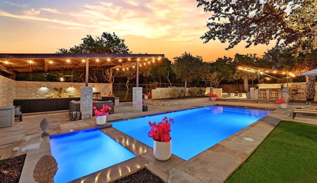 LUXURY HILLTOP ESTATE | 15 BEDS | POOL, SPA, SAUNA, FIRE PIT, POOL TABLE | 15 Mins to DT Austin