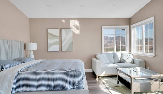 Luxury Studio with Lake Views and Spacious Balcony