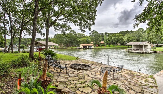 Malakoff Lake House - Deck, Boat Slips, and Fire Pit