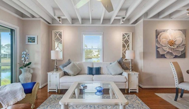 Mallard Lakes townhouse with hot tub, pool, water views, & fireplace