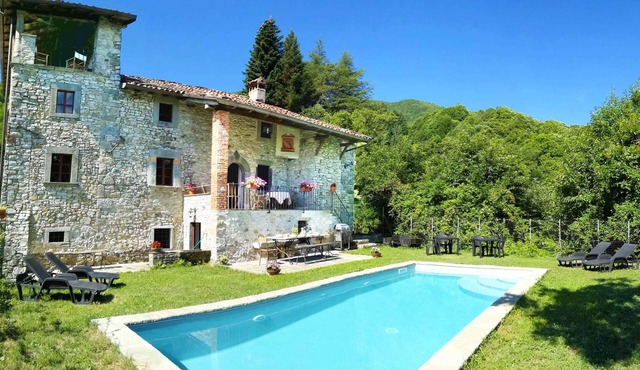 Manor with private pool and fenced garden 8 kms from Castelnuovo di Garfagnana