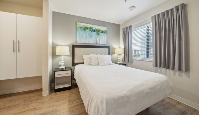 Modern 1Bed Apt with Free Parking on Site