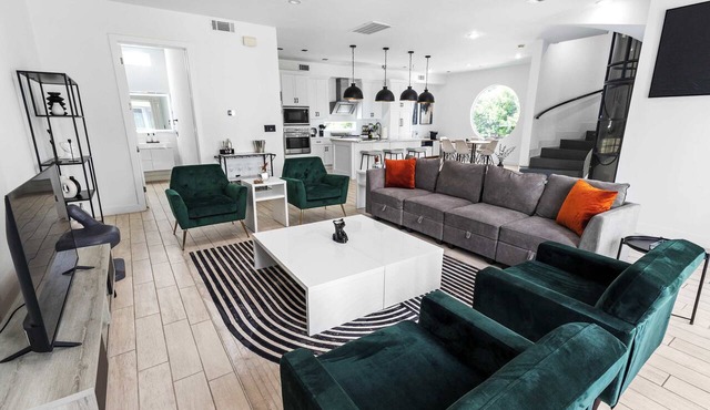 Modern 4-Story Townhome Med Center Sleeps 8