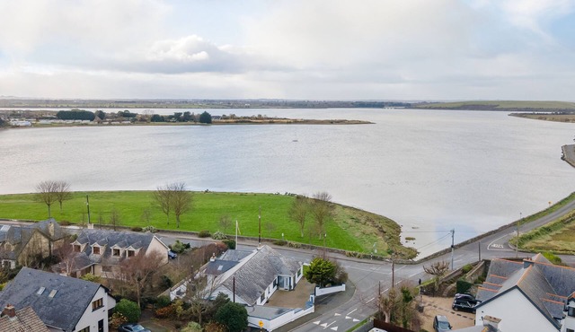 Modern bungalow on the water, near airport and Dublin.