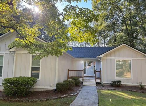 Modern Luxe Retreat near Braves Fast WiFi and Parking