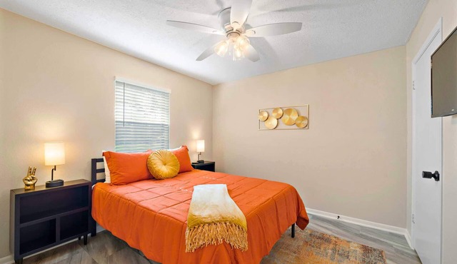 Modern Retreat: Walk to Beach, Arcade & BBQ Patio