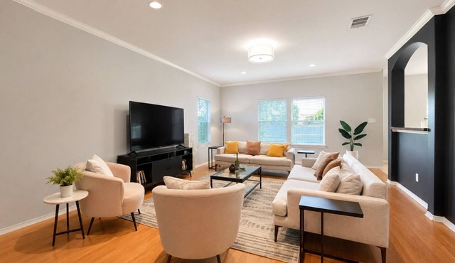 Modern South Austin Home|King Bed Gym Patio Sleeps 6- Ideal for long stays
