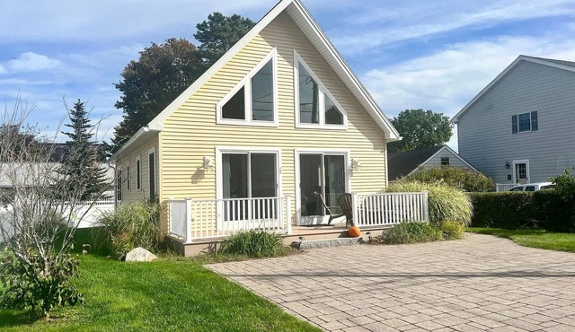 Moody Maine Beautiful 3 Bedroom Home Walk to Beach Restaurants & Trolley Line