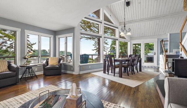 Morningside. Waterfront, newly renovated, dock and float, Pet friendly!