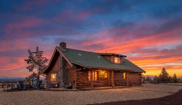 Mountain View Cabin Oasis near Smith Rock on Multi-acre Property, Dog-Friendly!