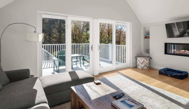 Mountaintop Loft: Private Guest House w/Fireplace