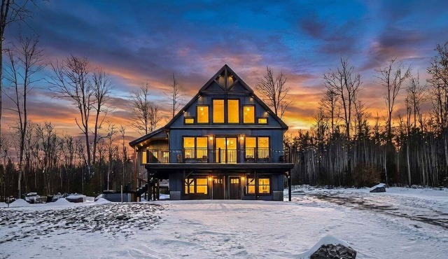Mt Chalet- Views, Hot Tub, Fireplace, Golden Tee