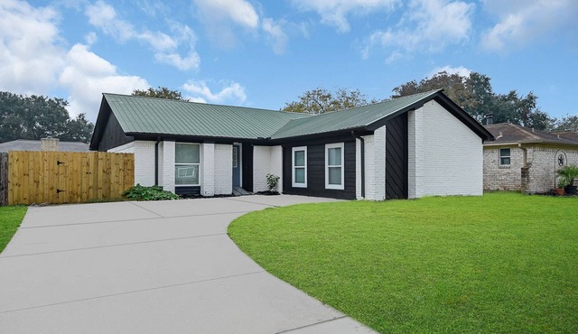 New Listing/NASA/4br 2ba 2000sq Sleeps10, Pet Friendly,Monthly discounts