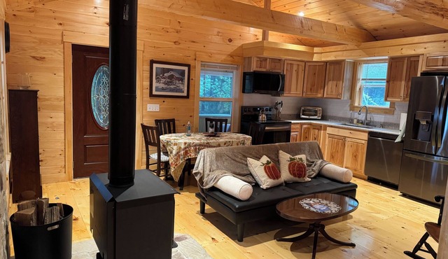 New Luxury Forest Lake House - Privacy & Nature