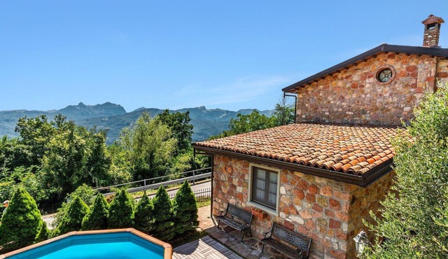 New! Private pool, stunning mountain views. Flexible changeover/short stays WIFI