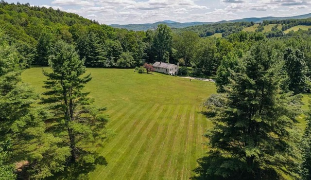 NEW TO VRBO Hiker’s Hygge on 21 Acres and Aqueduct Trails