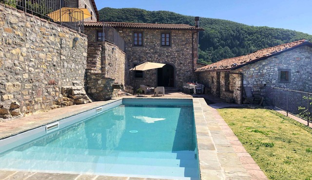 New Tuscan villa for large group, private pool, walk to restaurant